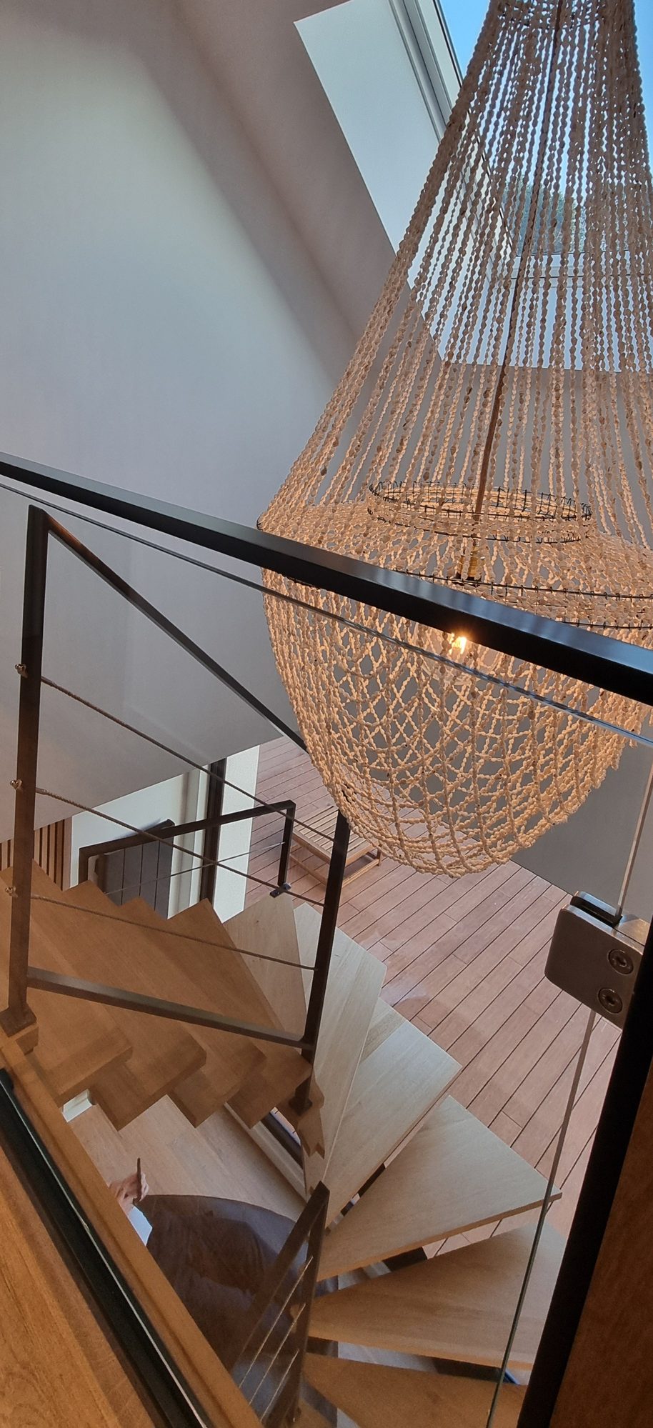 Escalier design et suspension en corde