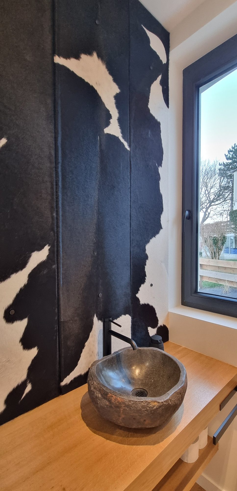 Vasque en pierre brute sur plan bois