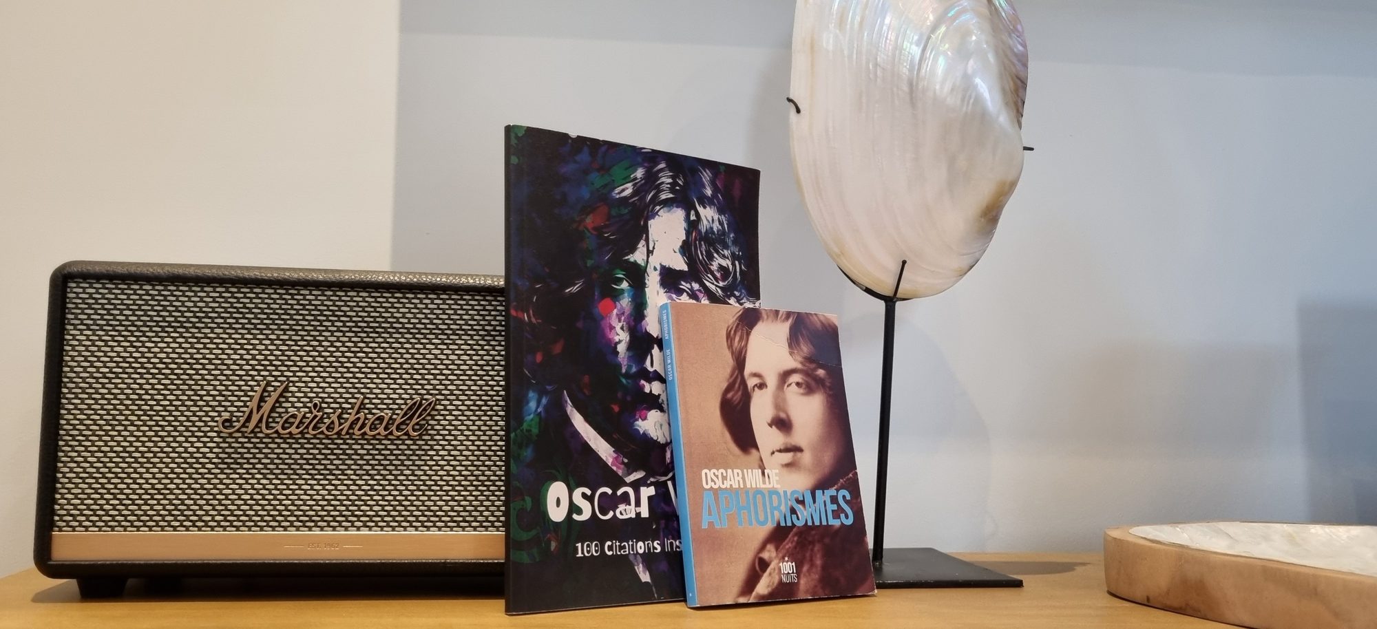 Livres et objets sur le thème d'Oscar Wilde, détail de décoration