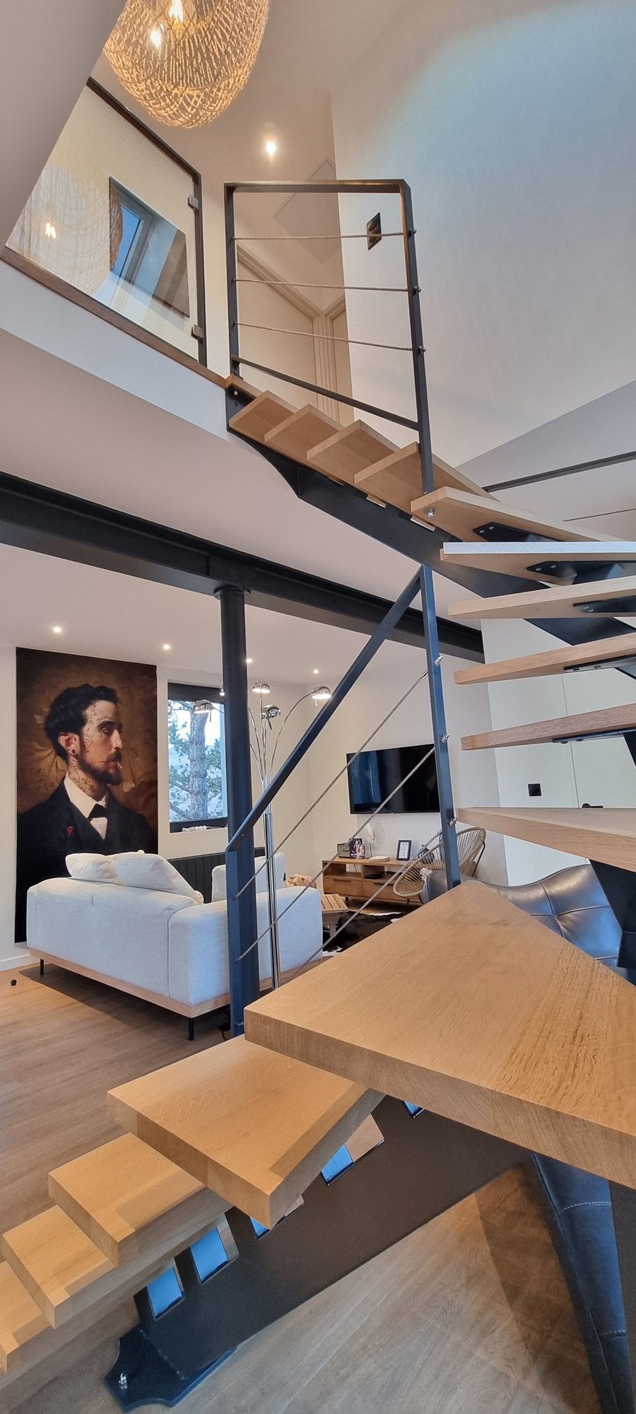Vue d'ensemble sur l'escalier suspendu et le salon