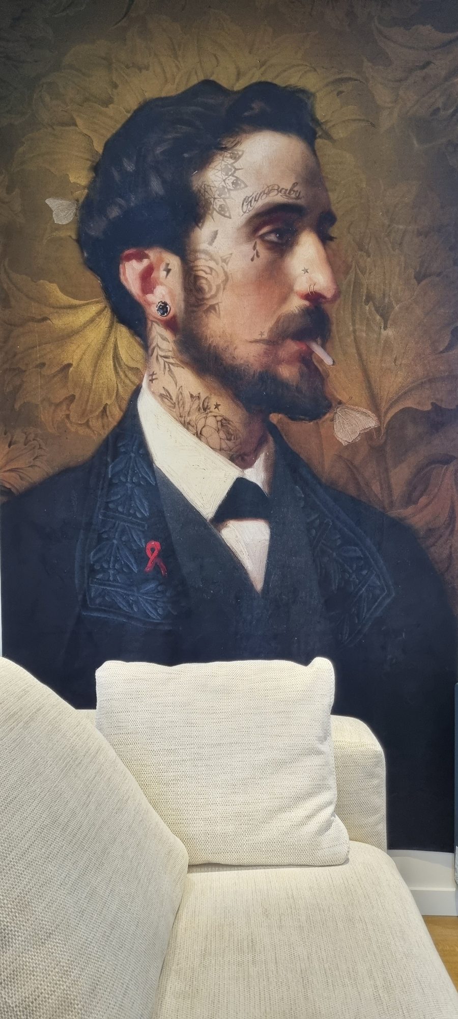 Détail du portrait d'Oscar Wilde tatoué dans le salon