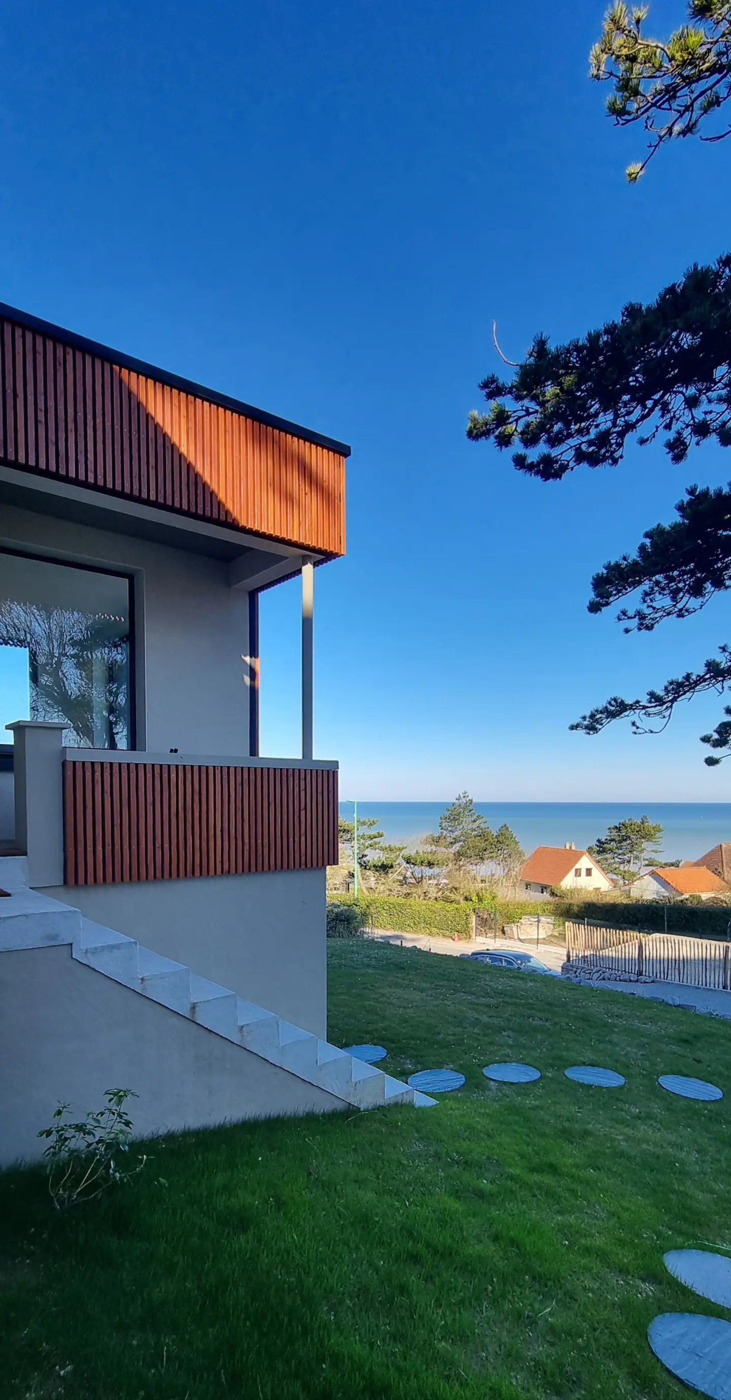 Terrasse en bois avec vue sur la mer